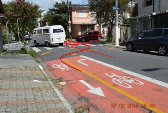 Trecho da ciclofaixa da Rua Fernandes Moreira, perto da Rua Bento Barbosa
