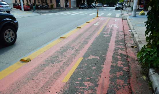 Ciclofaixa com pintura desgastada na Rua Alexandre Dunas, entre a Avenida Santo Amaro e a Rua Francisco de Morais