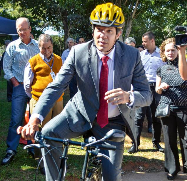 Haddad e suas pedaladas para os fotógrafos: as faixas exclusivas viraram uma das bandeiras de sua administração