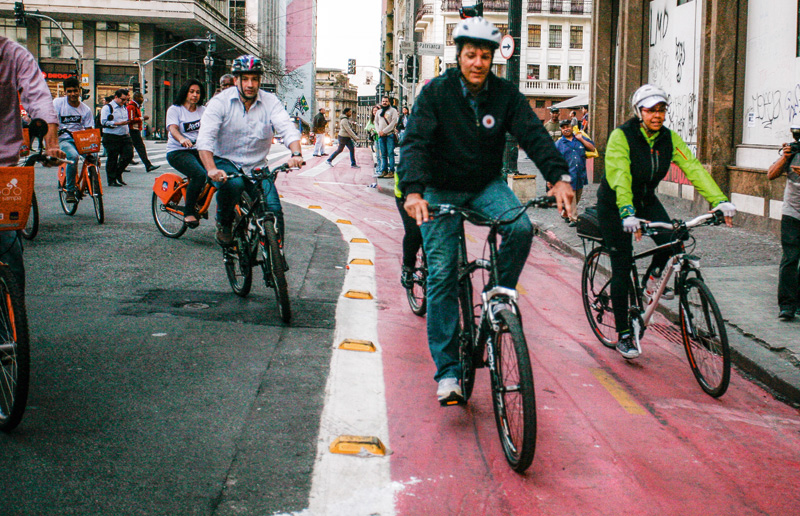 Haddad e suas pedaladas para os fotógrafos: as faixas exclusivas viraram uma das bandeiras de sua administração