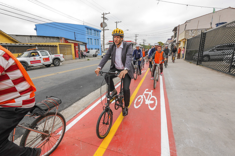 Haddad e suas pedaladas para os fotógrafos: as faixas exclusivas viraram uma das bandeiras de sua administração