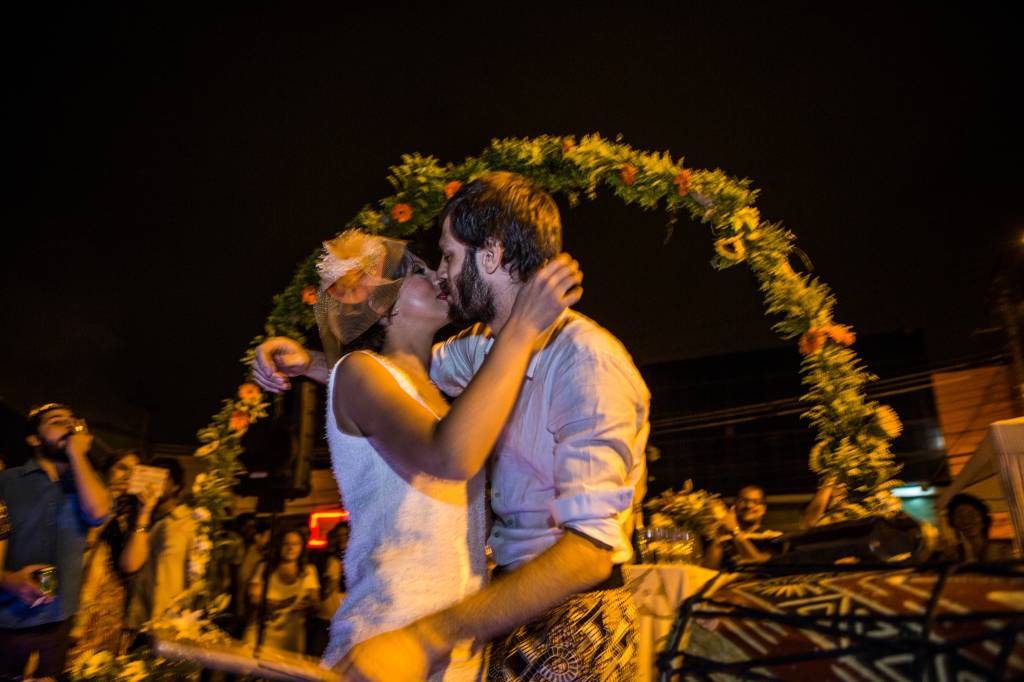 Largo da Batata vira palco de casamento
