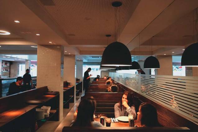 Salão do 210 Diner: o restaurante americano tem jeitão de lanchonete Salão do 210 Diner: o restaurante americano tem jeitão de lanchonete