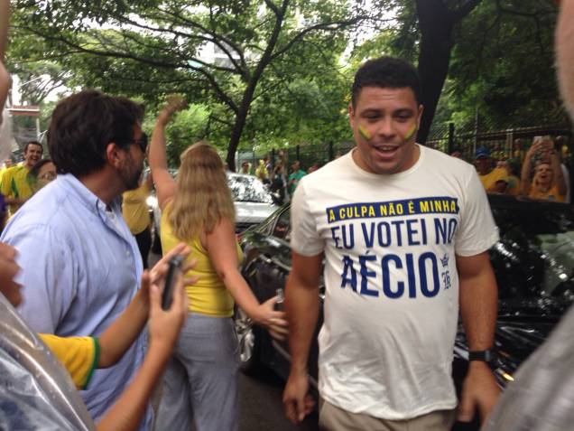 Ex-jogador Ronaldo na Avenida Paulista: camiseta provocativa Ex-jogador Ronaldo na Avenida Paulista: camiseta provocativa