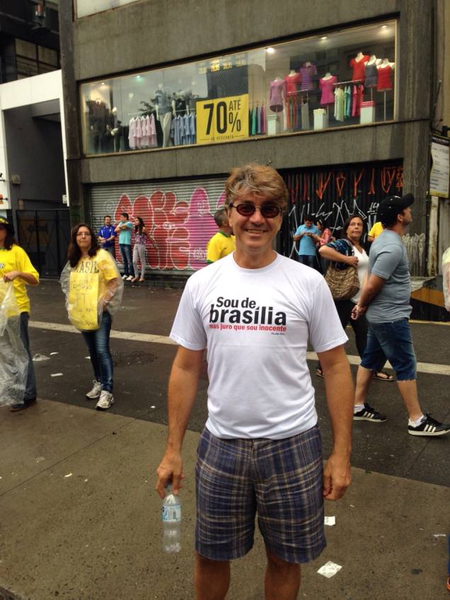 Manifestante veste camiseta contra a corrupção no Planalto Manifestante veste camiseta contra a corrupção no Planalto