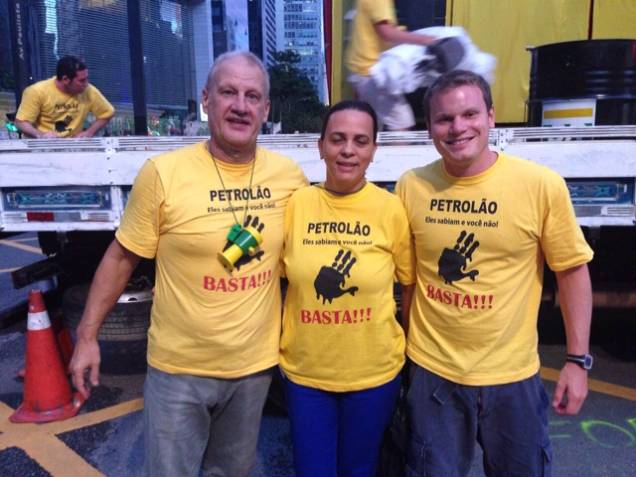 Manifestantes ironizam deficiência de Lula Manifestantes ironizam deficiência de Lula