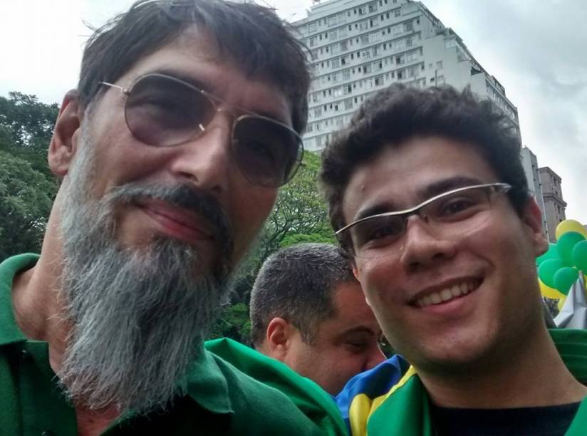 Smith Hays, o "gay de direita", em passeata com o cantor Lobão Smith Hays, o "gay de direita", em passeata com o cantor Lobão