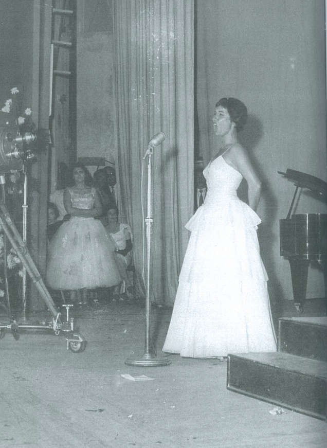 Apresentação no Prêmio Roquete Pinto de 1960; na coxia, à esquerda, a cantora iniciante Hebe Camargo Apresentação no Prêmio Roquete Pinto de 1960; na coxia, à esquerda, a cantora iniciante Hebe Camargo