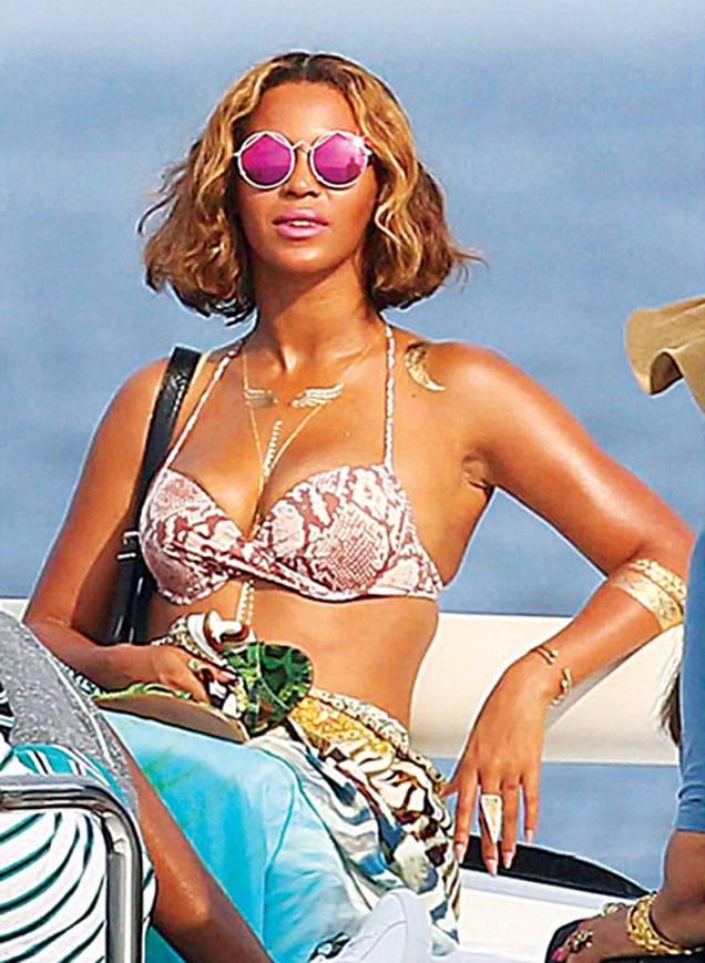 A cantora Beyoncé usa colares, braceletes e desenhos variados durante suas férias A cantora Beyoncé usa colares, braceletes e desenhos variados durante suas férias