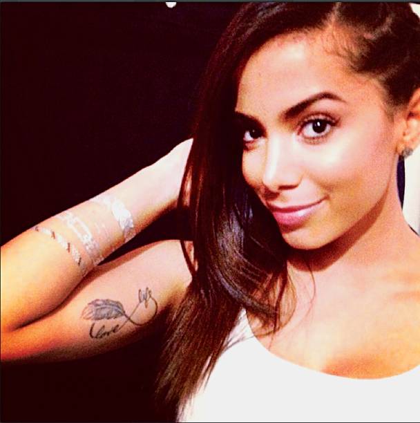 A cantora Anitta mostra braceletes tatuados no antebraço A cantora Anitta mostra braceletes tatuados no antebraço