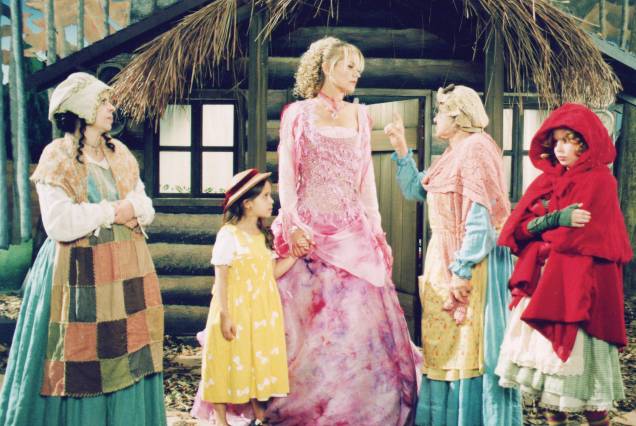 Xuxa segura as mãos de Bruna Marquezine no filme "Xuxa em Abracadabra", de 2003 Xuxa segura as mãos de Bruna Marquezine no filme "Xuxa em Abracadabra", de 2003