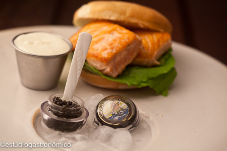 Salmão Cavias Burger - PJ Clarkes