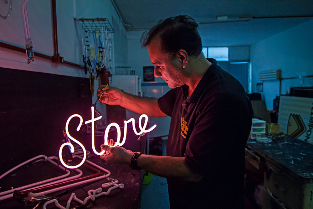 Empresa no centro produz peças de neon há sessenta anos