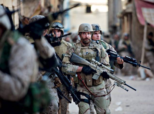 Sniper Americano: Bradley Cooper (de barba) no papel de Chris Kyle, 160 mortes confirmadas Sniper Americano: Bradley Cooper (de barba) no papel de Chris Kyle, 160 mortes confirmadas