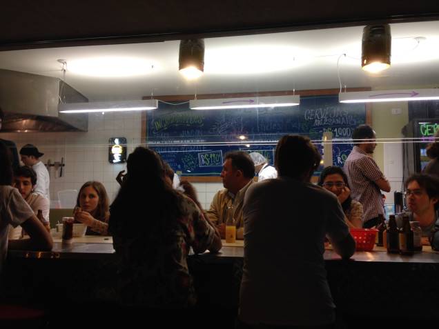 Vinil Burguer: os clientes dividem o espaço da bancada para saborear o hambúrguer Vinil Burguer: os clientes dividem o espaço da bancada para saborear o hambúrguer