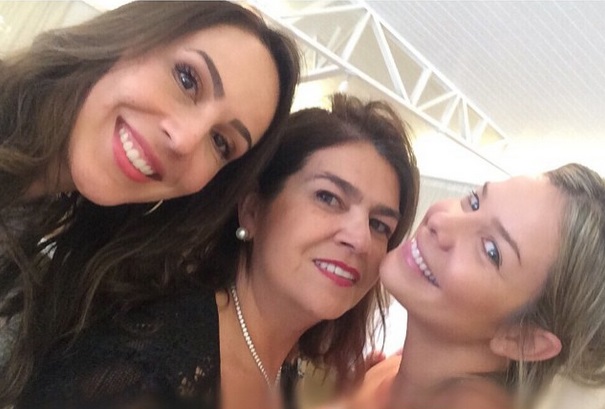 Com Martha Medeiros e Graciella Starling, que fez uma joia para Fernanda colocar nos cabelos