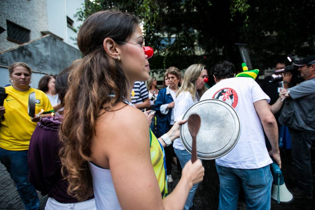 Manifestantes fazem panelaço em frente à casa de ministro na capital