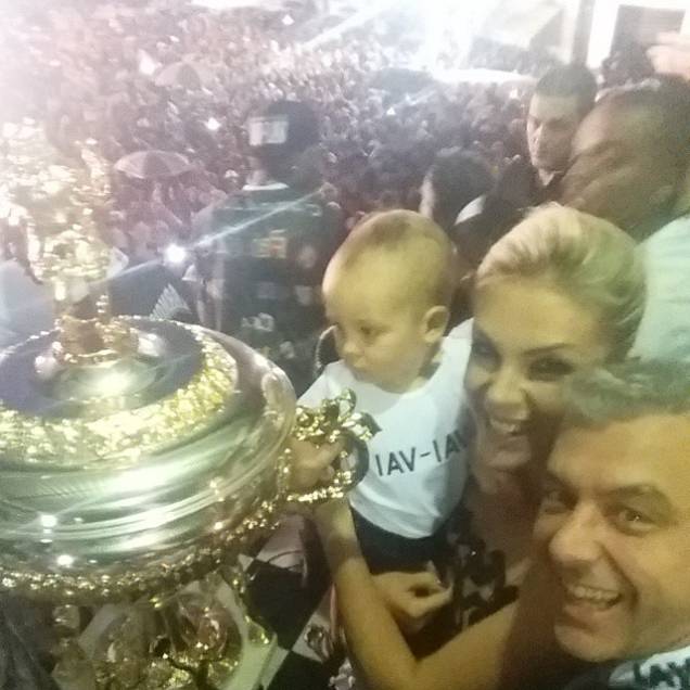 Ana Hickmann, o marido e o filho tocam o troféu da campeã Ana Hickmann, o marido e o filho tocam o troféu da campeã