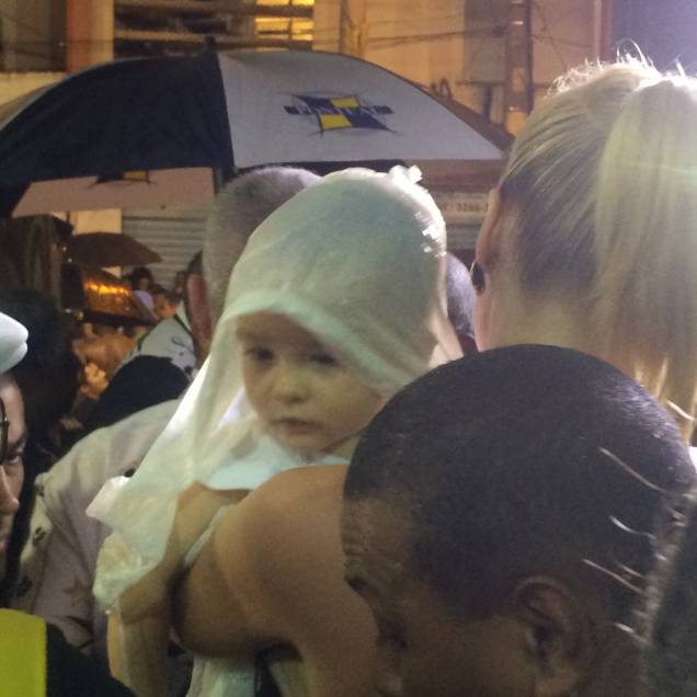 Alexandre tem 11 meses e chegou protegido da chuva Alexandre tem 11 meses e chegou protegido da chuva