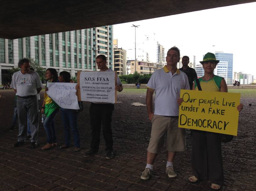 Manifestantes escreveram cartazes em inglês