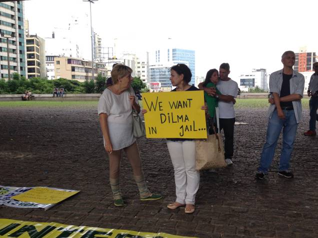 Vivemos em uma democracia falsa", dizia um cartaz Vivemos em uma democracia falsa", dizia um cartaz