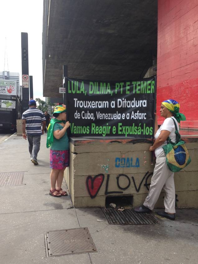Cartazes criticavam governo do PT Cartazes criticavam governo do PT