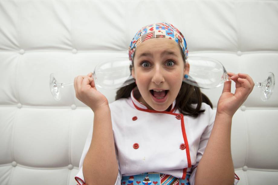 A pequena cozinheira impressiona pela desenvoltura e pela energia A pequena cozinheira impressiona pela desenvoltura e pela energia