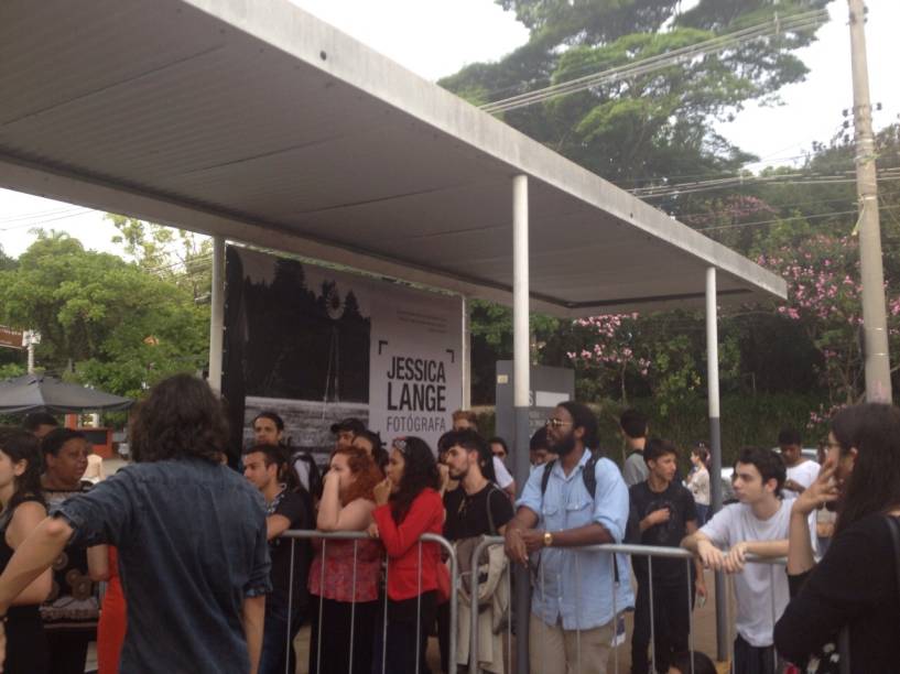 Fila: nem todo mundo conseguirá entrar, por falta de vagas Fila: nem todo mundo conseguirá entrar, por falta de vagas