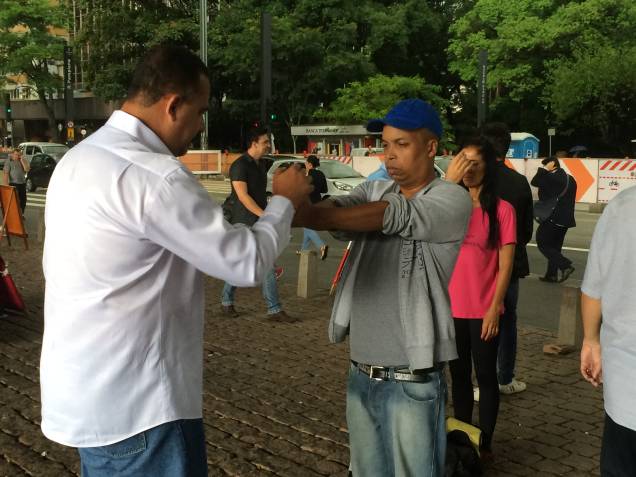 "Colar as mãos" é movimento inicial para o começo da hipnose "Colar as mãos" é movimento inicial para o começo da hipnose