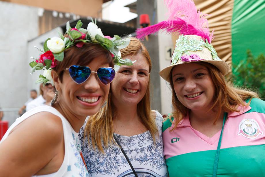 Foliãs aproveitam o bloco Fogo e Paixão, no sábado (31)