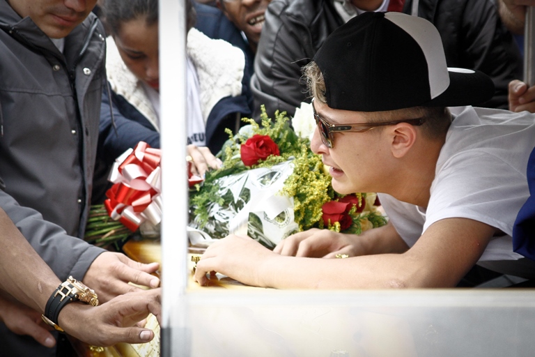 MC Gui chora sobre o caixão de seu irmão, enterrado no Cemitério da Vila Alpina, Zona Leste MC Gui chora sobre o caixão de seu irmão, enterrado no Cemitério da Vila Alpina, Zona Leste