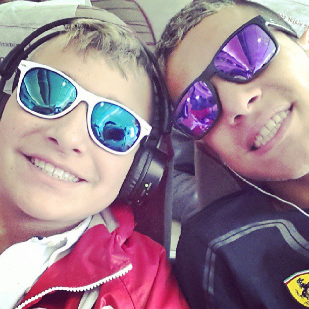 MC Gui e o irmão Gustavo viajando juntos MC Gui e o irmão Gustavo viajando juntos