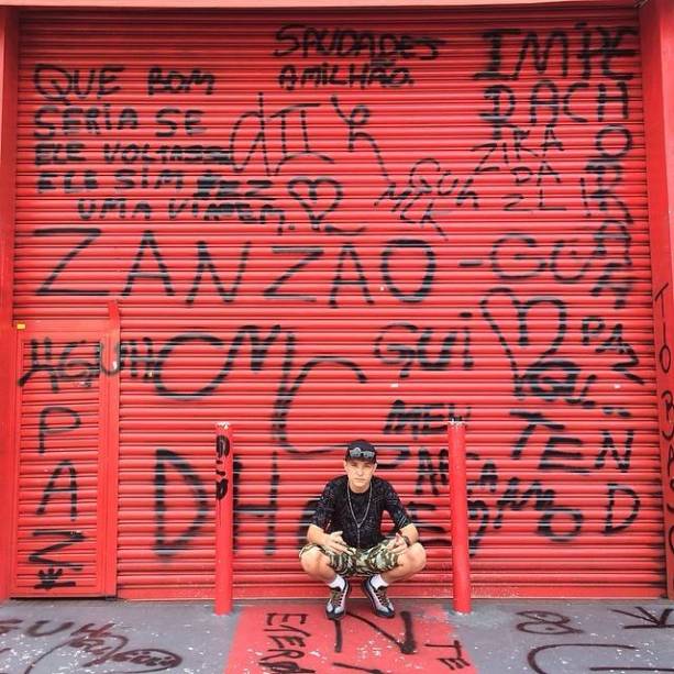 MC Gui homenageia o irmão MC Gui homenageia o irmão