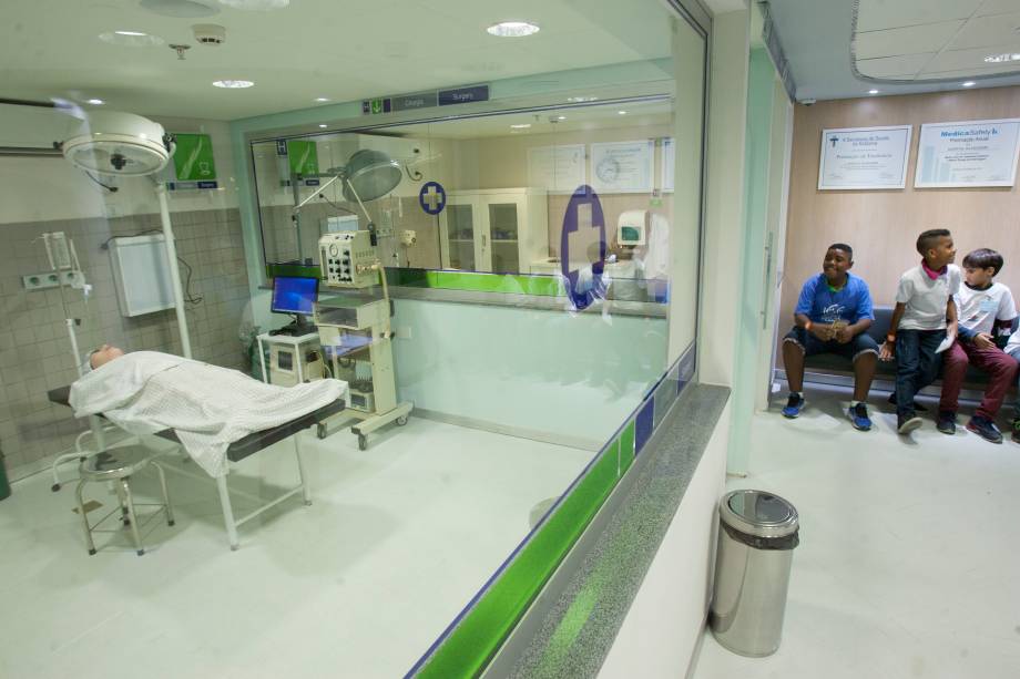 No hospital há também a simulação com um paciente adulto, que fará um transplante de fígado