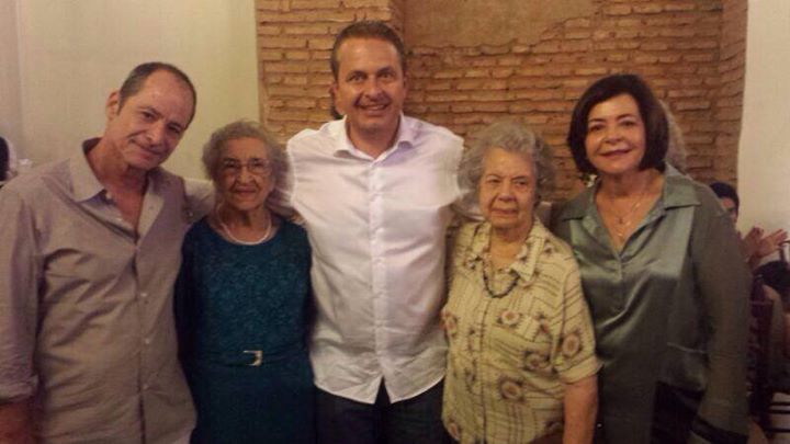 	No aniversário de 90 anos de sua tia-avó, Dona Almira, irmã de seu avô, Miguel Arraes, morto em 13 de agosto de 2005