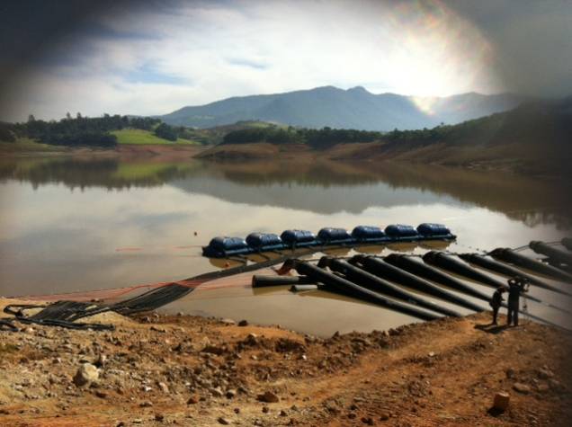 Represa Jaguari/Jacareí: bombas captam a água do volume morto Represa Jaguari/Jacareí: bombas captam a água do volume morto