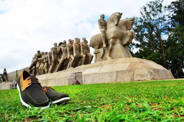 Homenagem à cidade: sapatos no Monumento às Bandeira Homenagem à cidade: sapatos no Monumento às Bandeira