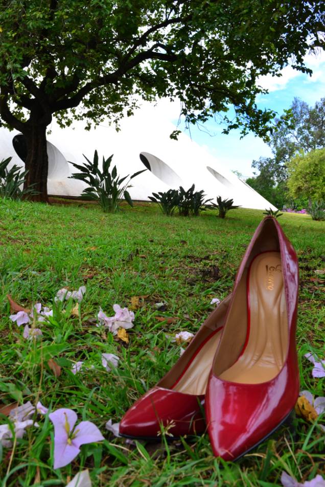 relaxando no gramado com a Oca ao fundo relaxando no gramado com a Oca ao fundo