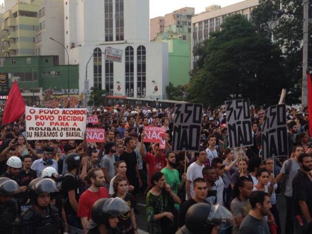 Passeata começou a descer em direção ao centro pela Rua da Consolação Passeata começou a descer em direção ao centro pela Rua da Consolação