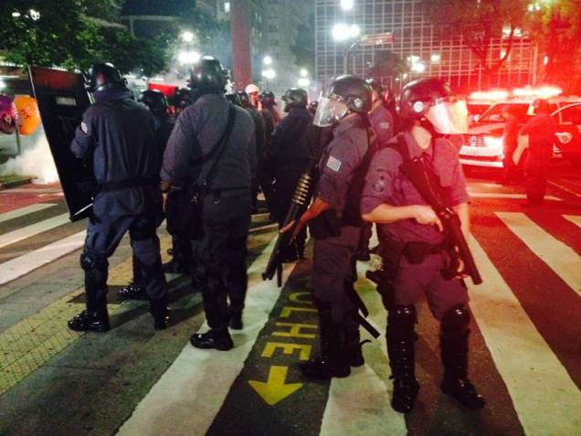 PMs começaram a dispersar os manifestantes com armas químicas PMs começaram a dispersar os manifestantes com armas químicas