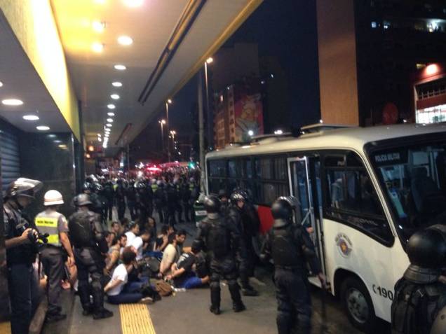 PM levou mais de trinta pessoas de uma vez para o 78 DP, nos Jardins PM levou mais de trinta pessoas de uma vez para o 78 DP, nos Jardins