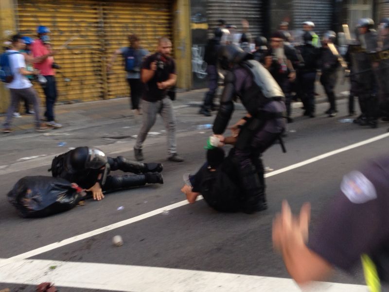 PM entra em confronto com manifestantes no centro