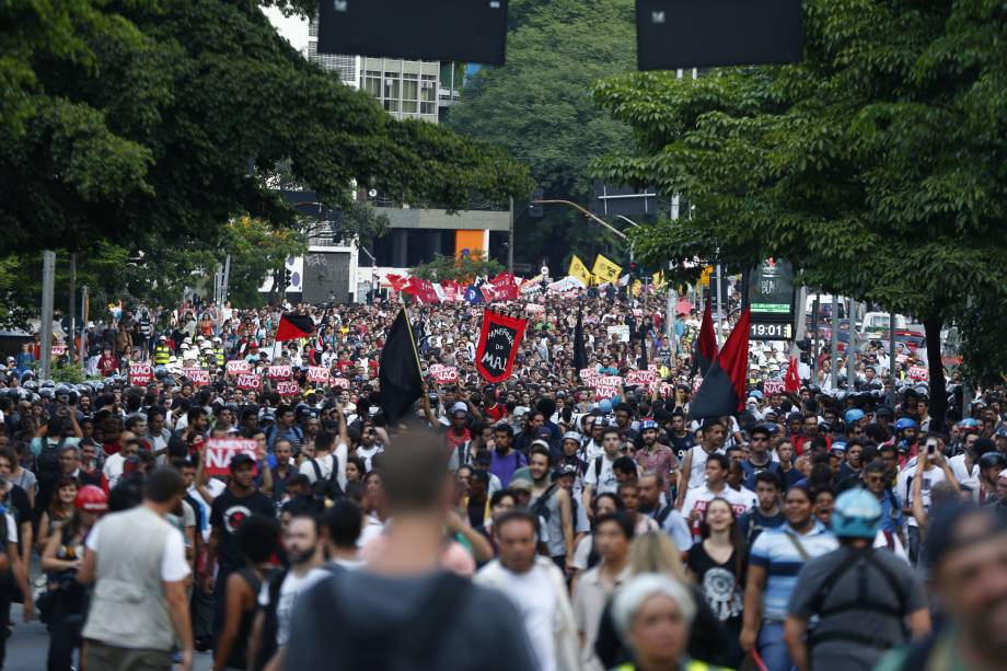 Manifestantes fecham os dois sentidos da Rua da Consolação Manifestantes fecham os dois sentidos da Rua da Consolação