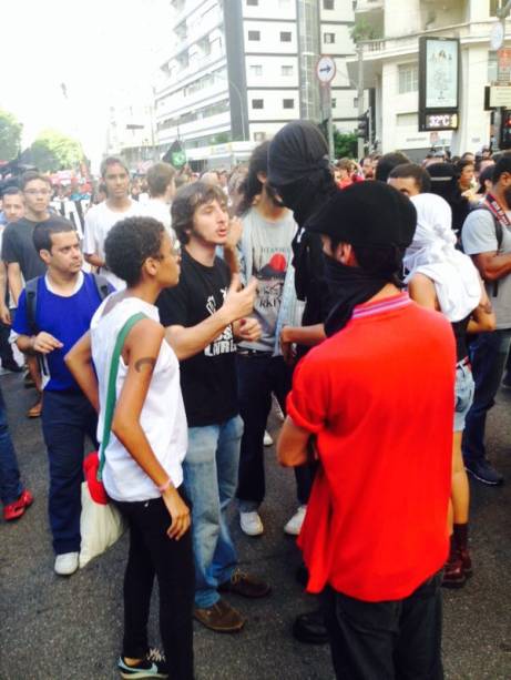 Marcelo Hotiminsky (camiseta preta), do MPL, conversa com black blocs Marcelo Hotiminsky (camiseta preta), do MPL, conversa com black blocs