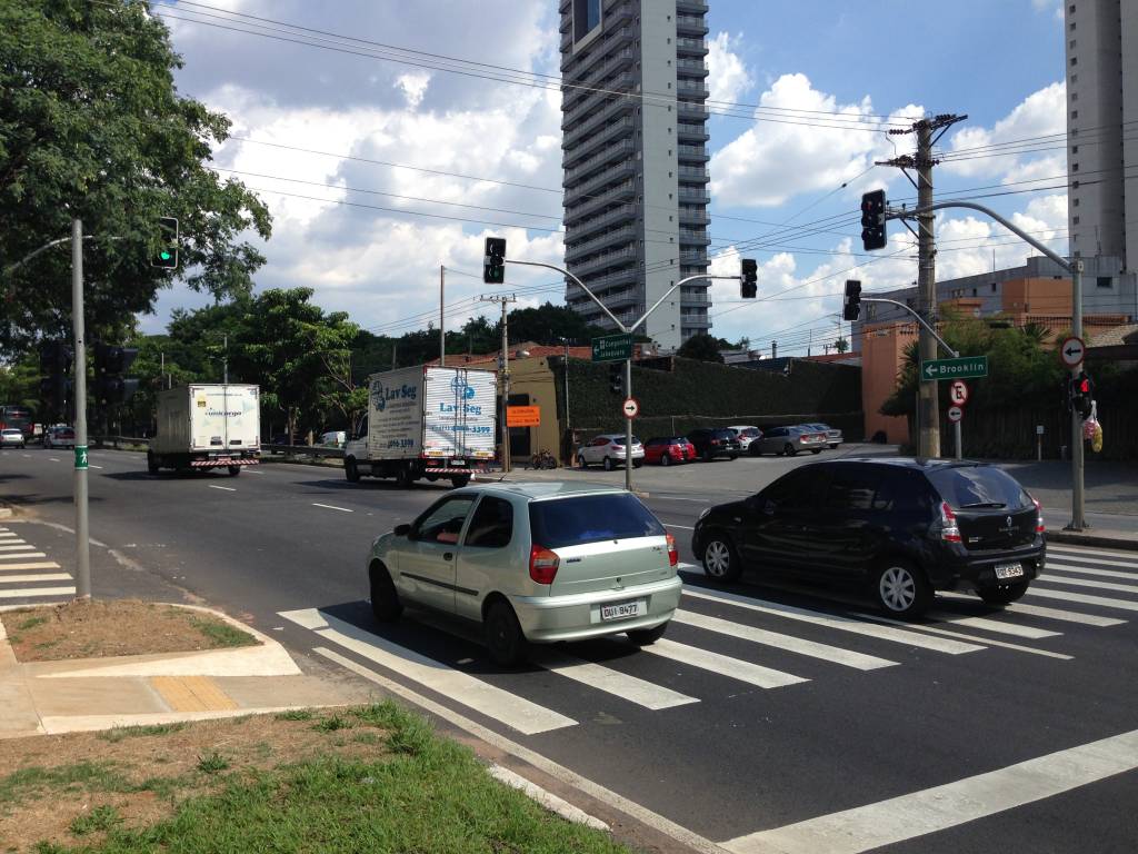 Novos semáforos na Avenida dos Bandeirantes causam reclamações
