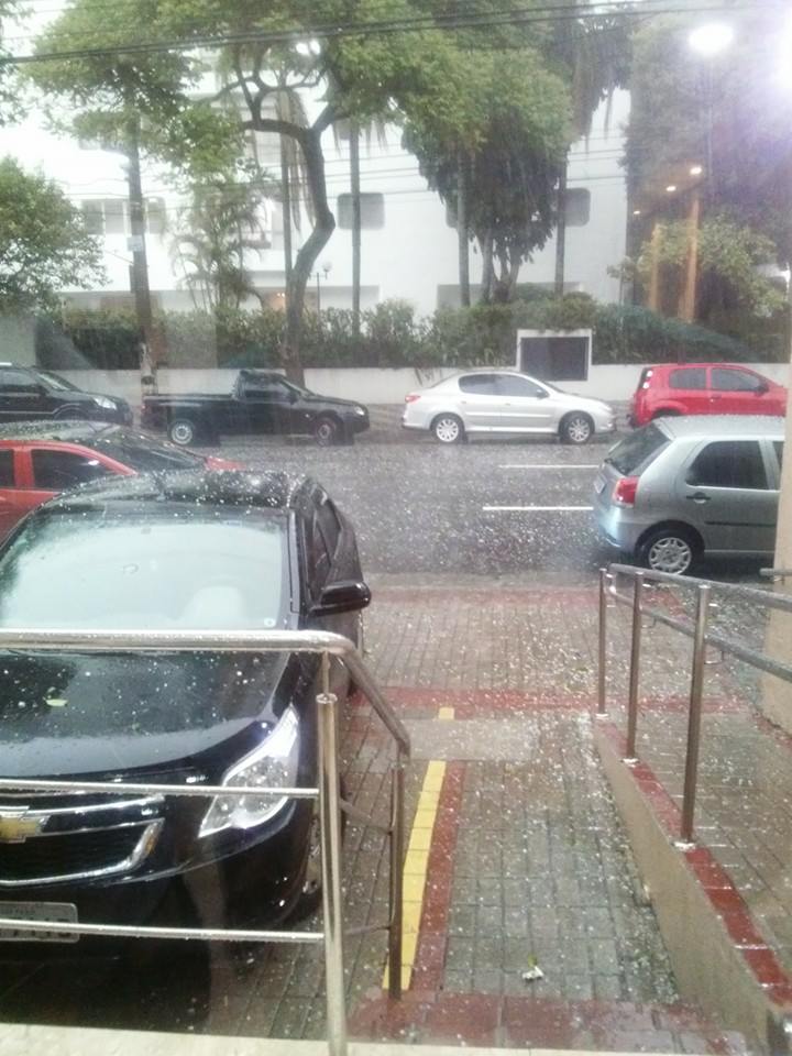 Córrego transborda no Ipiranga e outdoor cai ferindo três pessoas