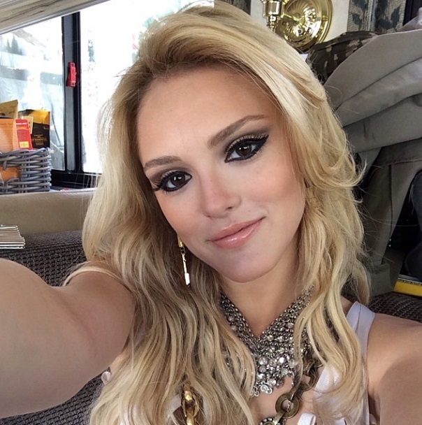 isabelle drummond selfie