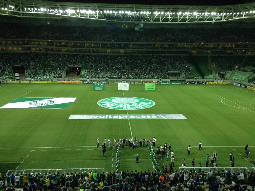 Noite de inauguração teve fogos e alegria da torcida antes da derrota