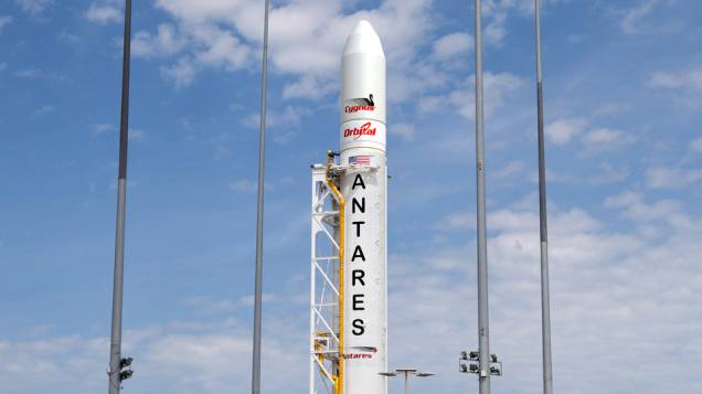 O foguete Antares, ainda intacto, antes de seu lançamento O foguete Antares, ainda intacto, antes de seu lançamento