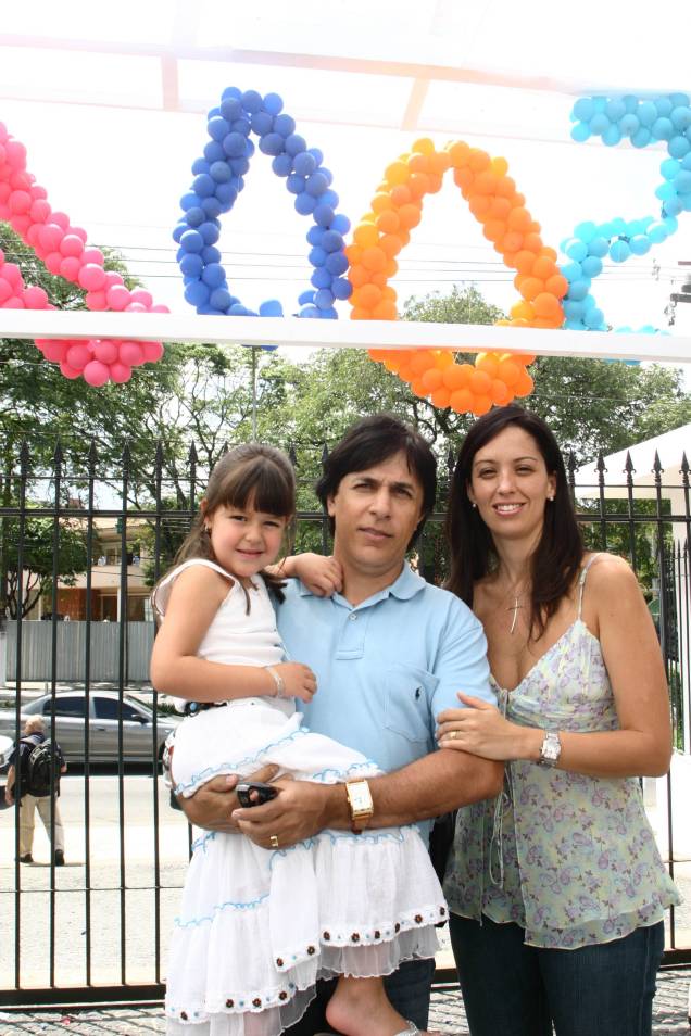 Tom Cavalcante com a esposa, Patrícia, e a filha, Maria Antonia, na festa de comemoração ao nascimento do bebê de número cinco mil Tom Cavalcante com a esposa, Patrícia, e a filha, Maria Antonia, na festa de comemoração ao nascimento do bebê de número cinco mil